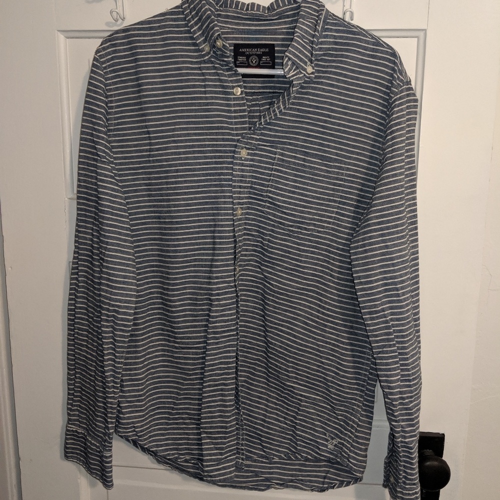 American Eagle Men's slim fit button down shirt